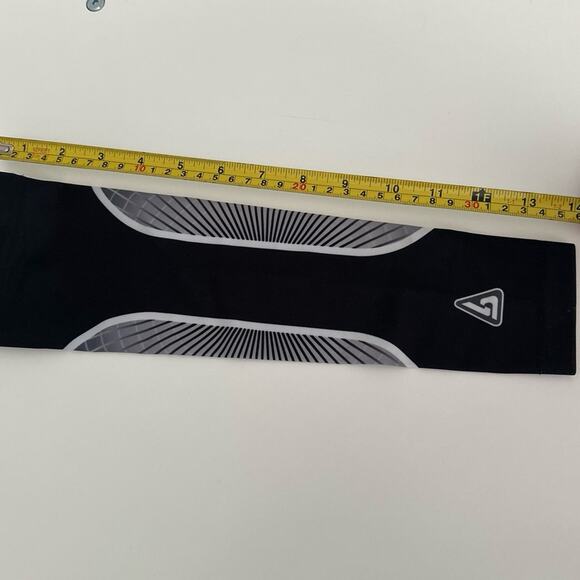 B Driven Youth Large Black/white/gray compression sleeve - Picture 9 of 11